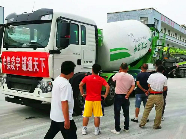開攤啦！凌宇攪拌車“擺攤兒”湖北，客戶當(dāng)場下單！