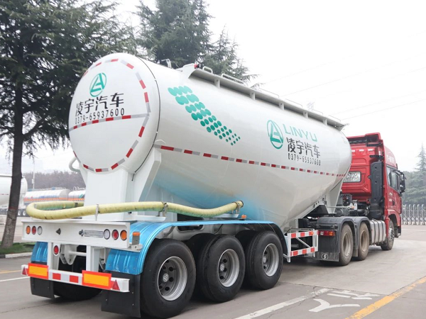 “小白罐”喜迎新搭檔，六大優(yōu)勢帶你揭秘專用牽引車